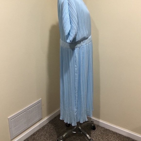 NWT Boohoo Midi Dress Size US 16 Pastel Blue Pleated - Picture 3 of 9
